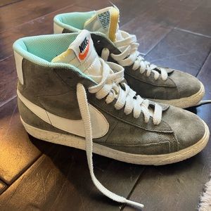 Nike mid ‘77 vintage grey suede blazers